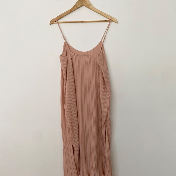 NBD pleated midi dress - Picture 5 of 6